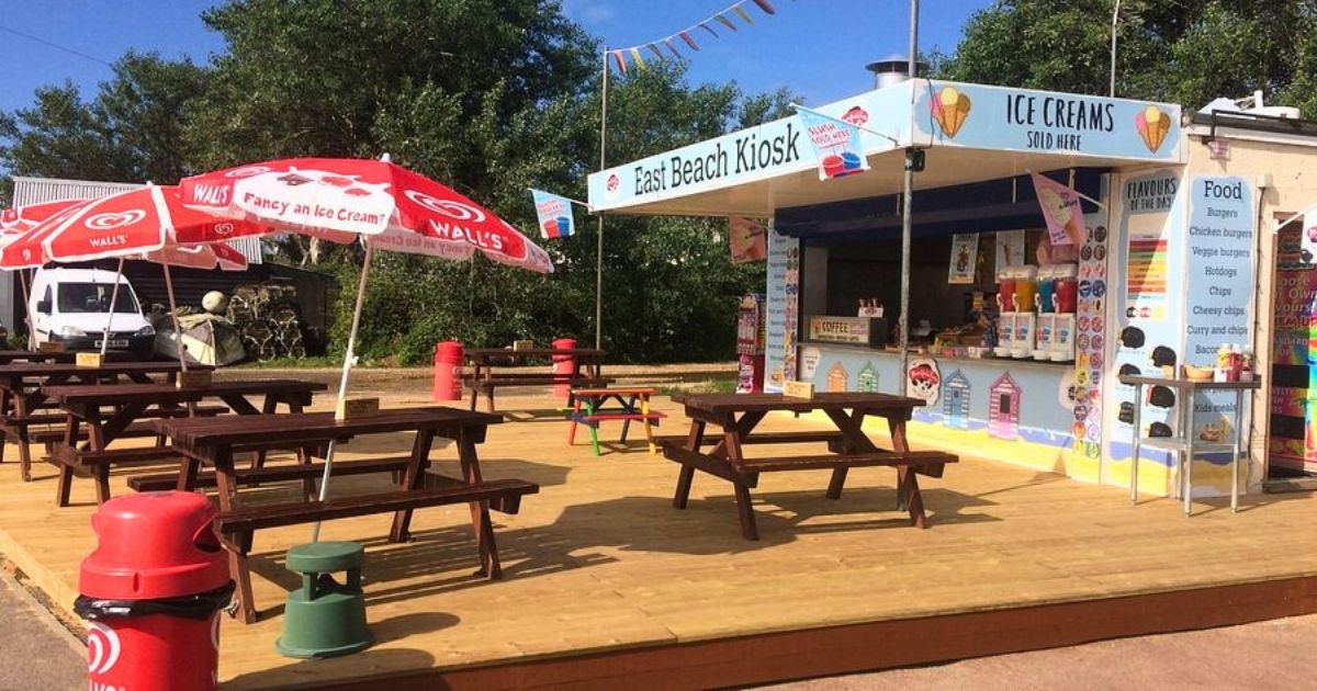 Kiosk bán đồ lưu niệm, quầy nước giải khát, gian hàng lưu động